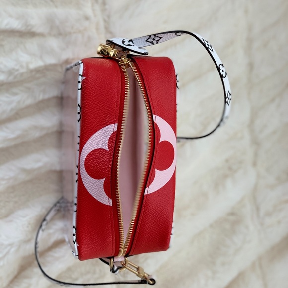 SOLD Louis Vuitton Giant Monogram Beach Pouch 2019 - Picture 4 of 8